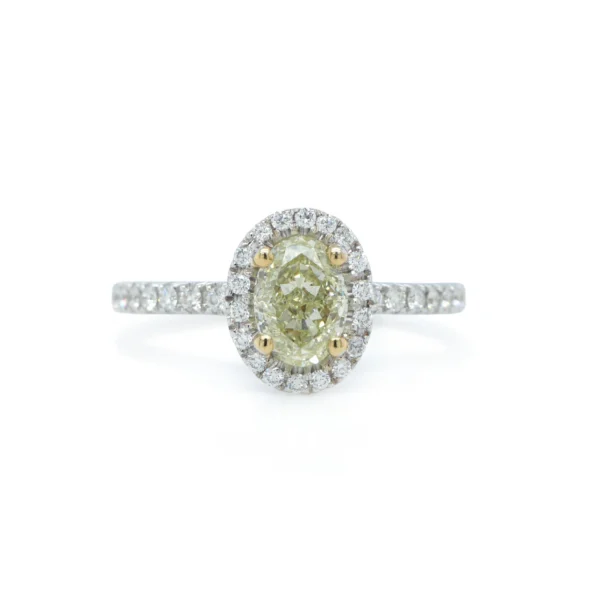 diamante ovale 0,70 ct W-X certificato GIA con halo