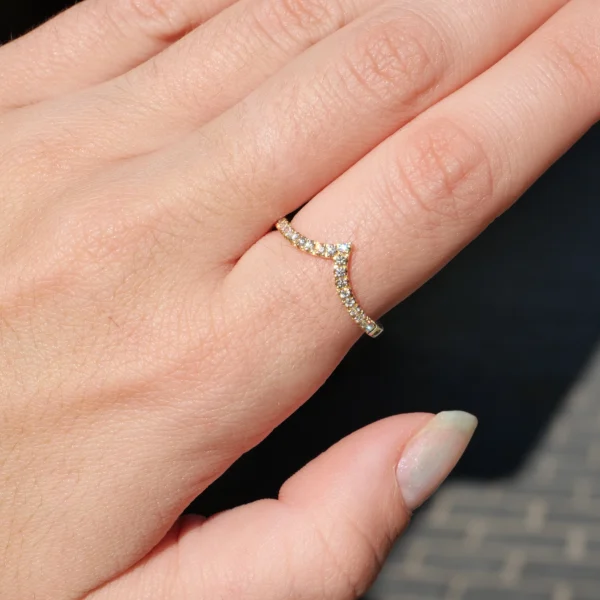 V-shape ring in yellow gold with natural diamonds