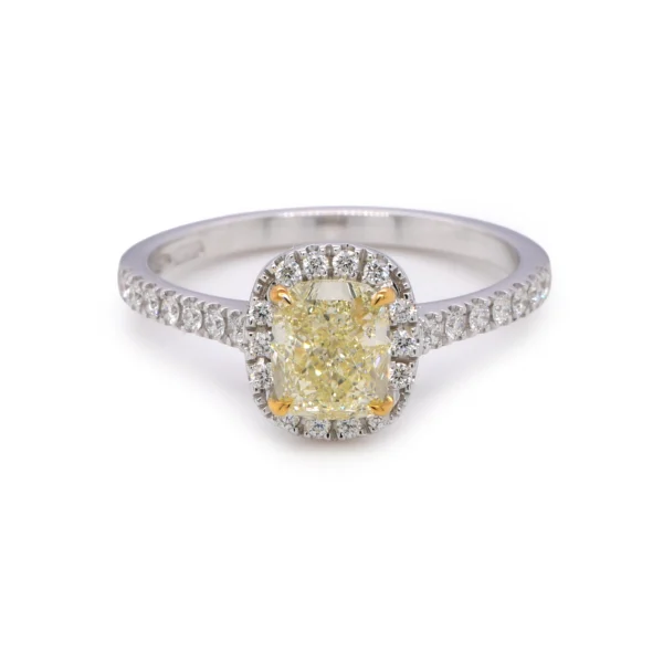 Anello con diamante cushion giallo e pavé halo sul gambo in oro bianco