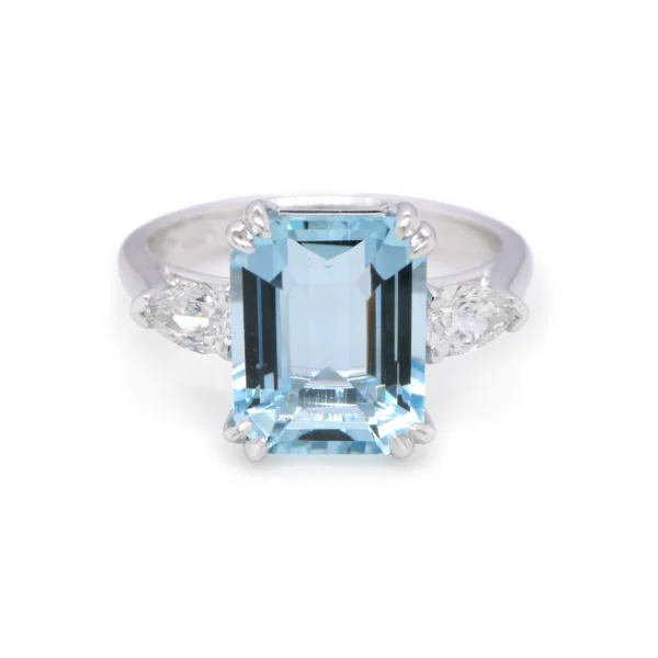 Aquamarine and diamond ring in 18k white gold