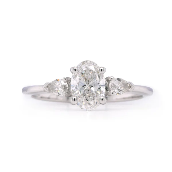 Ovaal geslepen diamanten ring 0.70 ct in 18k witgoud