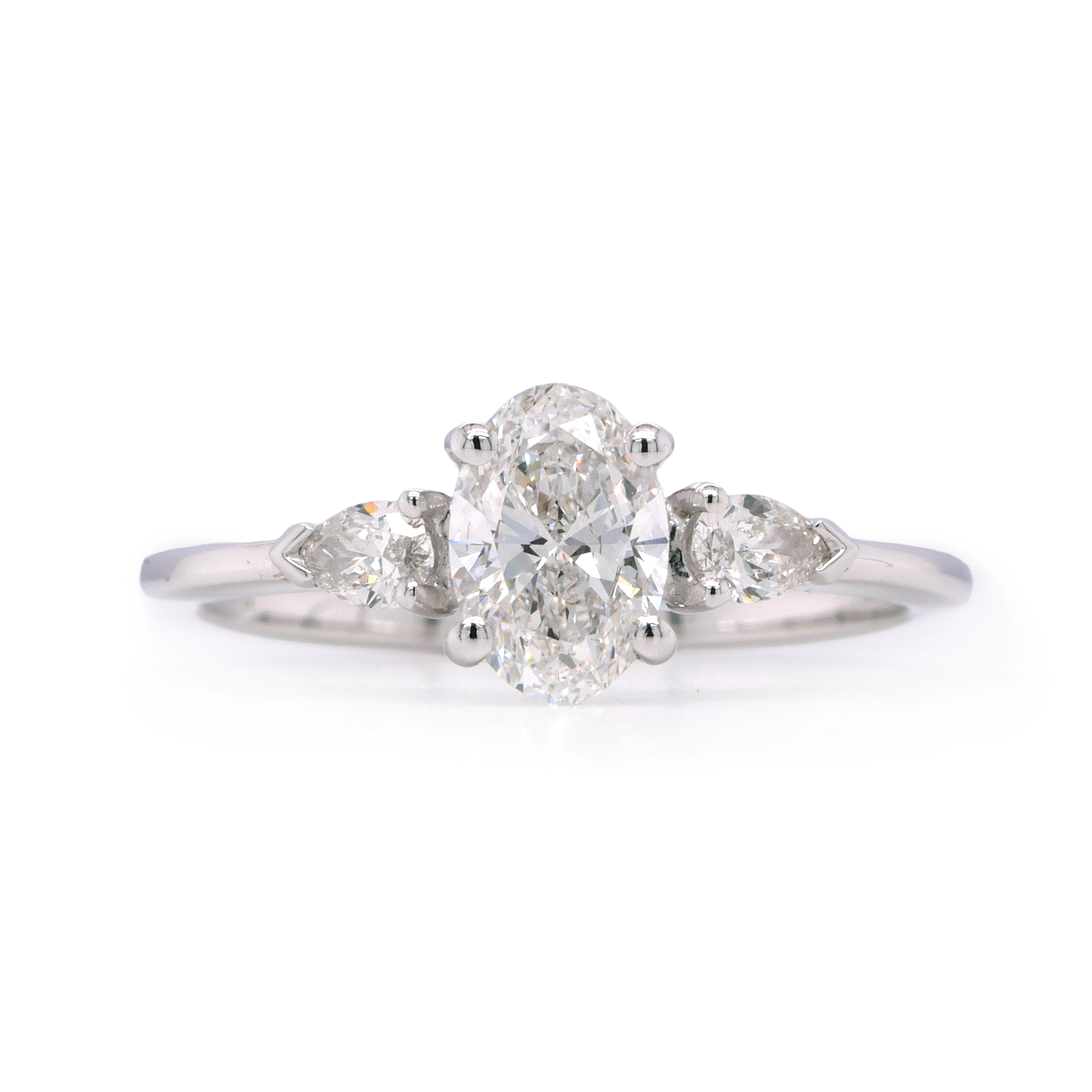 Anello Di Fidanzamento A Tre Pietre Con Diamante Centrale Ovale E Diamanti A Goccia Laterali 1 - Orogem Jewelers Anello Diamante Ovale 0,70 Ct In Oro Bianco 18K