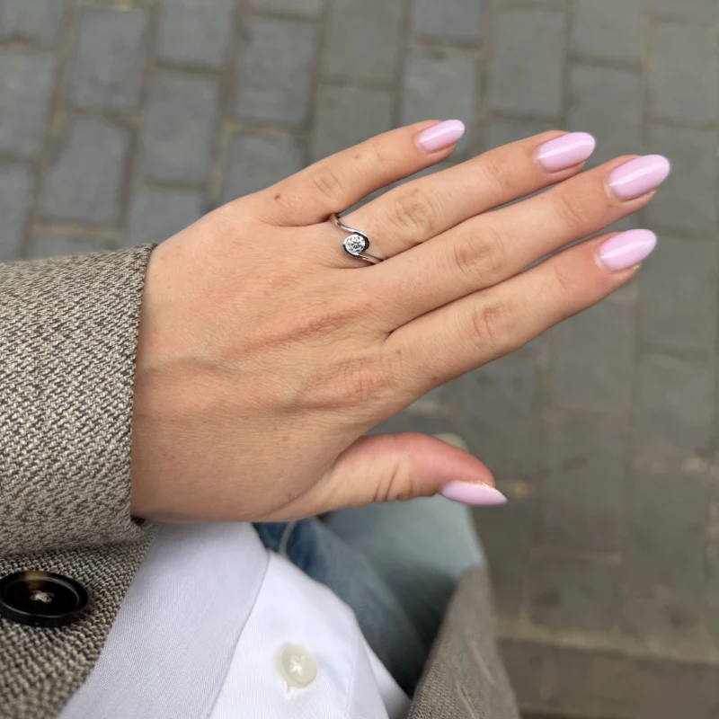 Anello Solitario Con Incastonatura A Tensione Da 0.40 Carati Gia In Oro Bianco 18K 3 - Orogem Jewelers Anello Tension Con Diamante Rotondo Indossato Sulla Mano