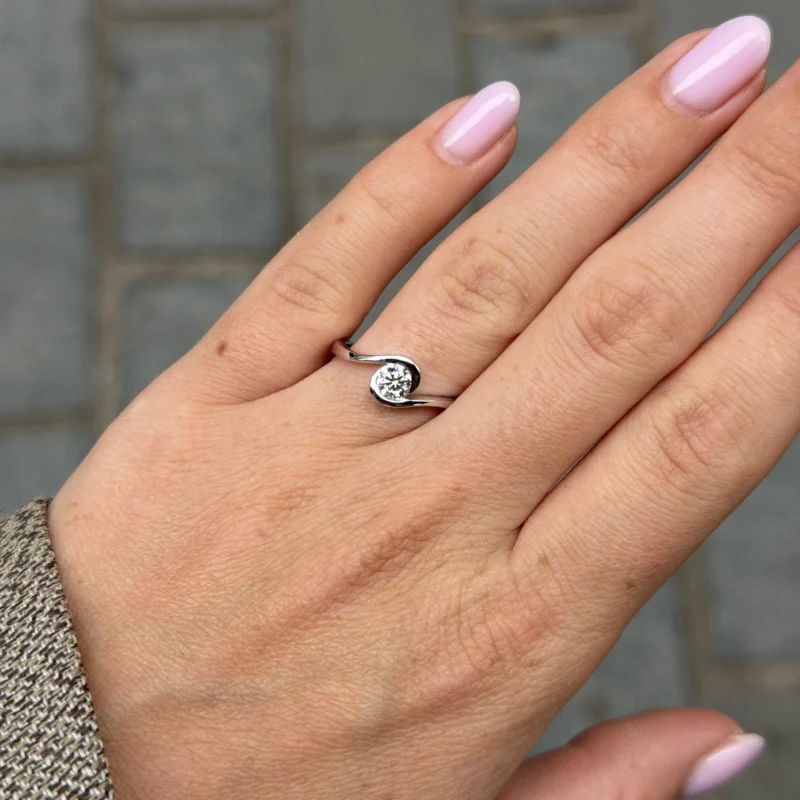 Anello Solitario Con Incastonatura A Tensione Da 0.40 Carati Gia In Oro Bianco 18K 2 - Orogem Jewelers Anello Tension Con Diamante Rotondo Indossato Sulla Mano