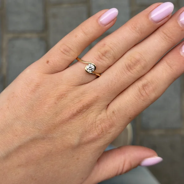 0,40 ct diamanten tension ring gedragen aan de hand