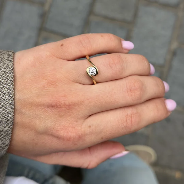 Diamant rond brillant 0,50 carat dans serti tension or jaune