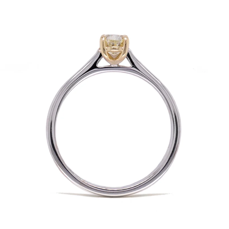 Vista Laterale Di Anello Solitario Ovale Giallo Chiaro In Oro Bianco