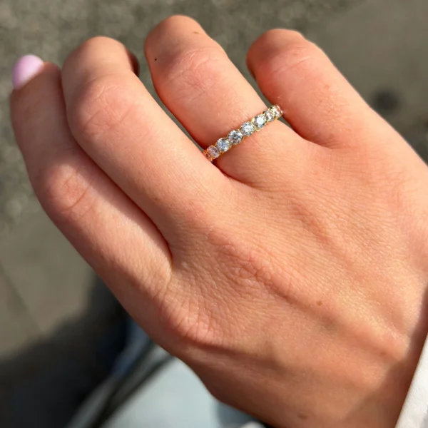 Close-up van D–F VS diamanten in achthoekige kassen, geel goud