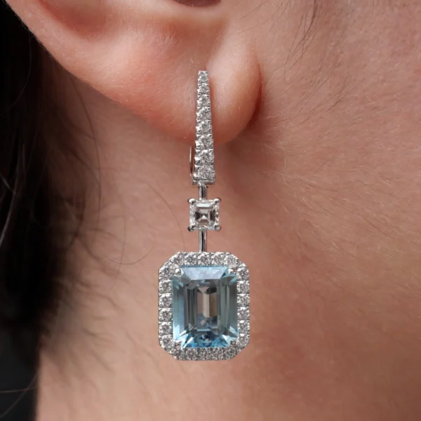 Orecchini di lusso in oro bianco con acquamarine blu e diamanti naturali