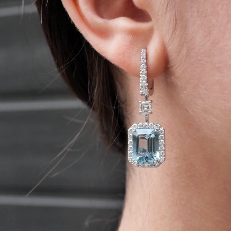 8,38 Ct Aquamarijn En 2,20 Ct Diamant Oorhangers – 18K Witgoud 3 - Orogem Jewelers Luxe Witgouden Oorhangers Met Blauwe Aquamarijnen En Natuurlijke Diamanten