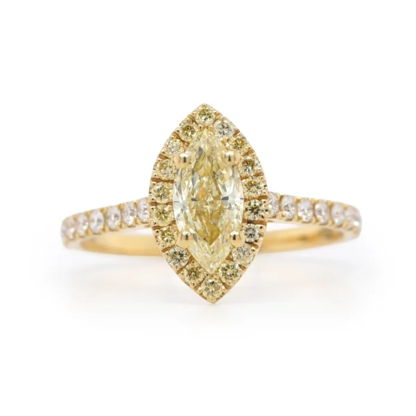 Vooraanzicht van marquise geslepen 0.61 ct Y-Z SI2 GIA-gecertificeerde diamanten ring met gele en witte halo in 18K geelgoud.
