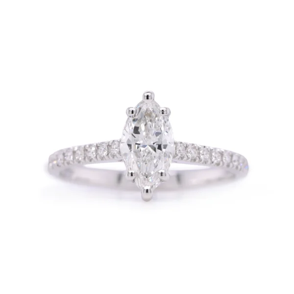 Vooraanzicht van ring in 18K witgoud met marquise diamant 0.70 ct GIA en pavé van 0.12 ct natuurlijke diamanten.