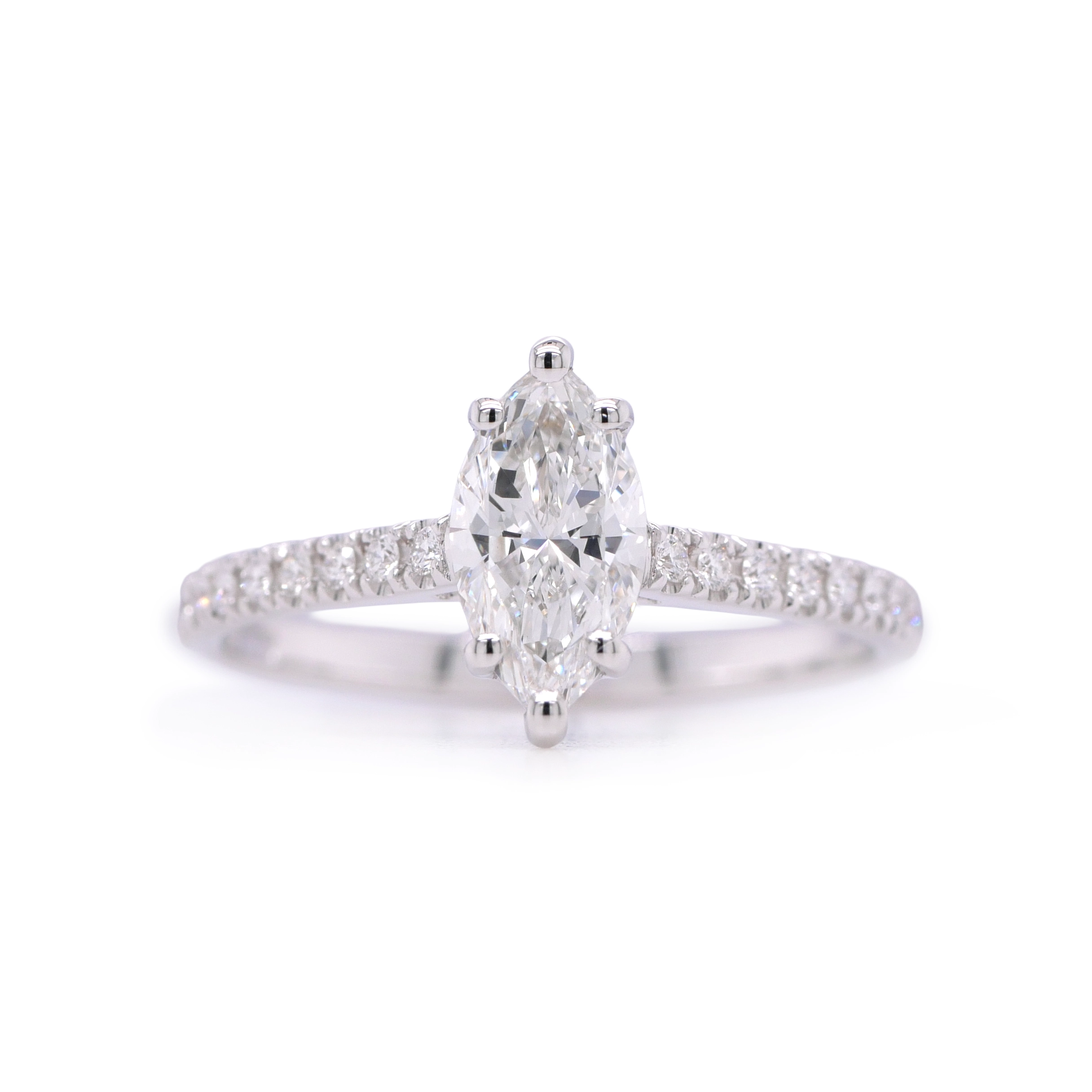 Bague Diamant Marquise 0.70 Ct E Vs2 Certifié Gia Et 0.12 Ct En Or Blanc 18K 1 - Orogem Jewelers Vue De Face D’une Bague En Or Blanc 18K Avec Diamant Marquise 0.70 Ct Certifié Gia Et Pavage De Diamants Naturels 0.12 Ct.