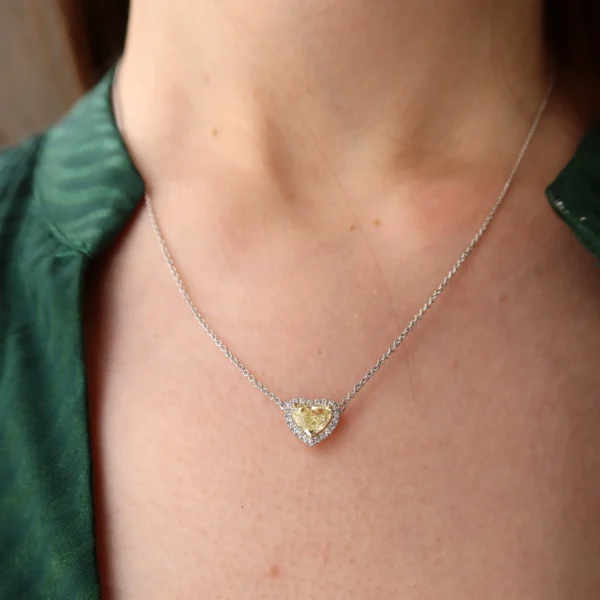 Pendente con diamante giallo taglio cuore aureolato da 1.00 carati GIA in oro 18k