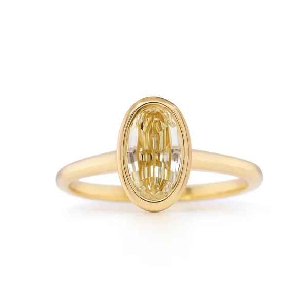 Vooraanzicht van een 18K geelgouden ring met een 1.00 ct ovale step cut gele diamant, GIA-gecertificeerd.