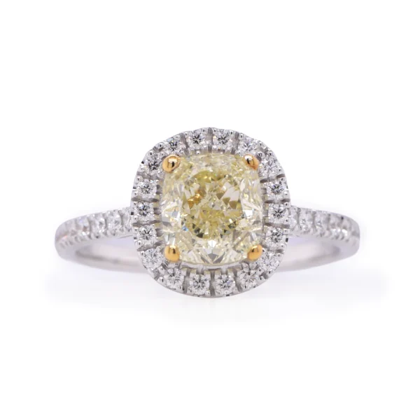 Vooraanzicht van 1.50 ct Fancy Light Yellow cushion-cut VS2 GIA-gecertificeerde diamanten halo ring in 18k witgoud.