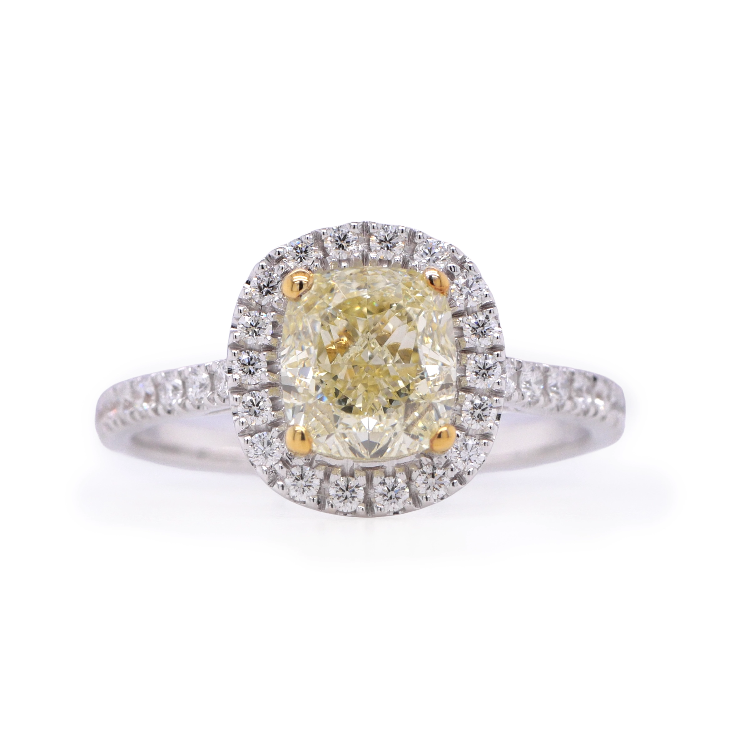 Bague Diamant Fancy Light Yellow 1.50 Ct Coussin En Or Blanc 18K 1 - Orogem Jewelers Vue De Face D’une Bague Halo En Or Blanc 18K Avec Diamant Coussin 1.50 Ct Fancy Light Yellow Vs2 Certifié Gia.