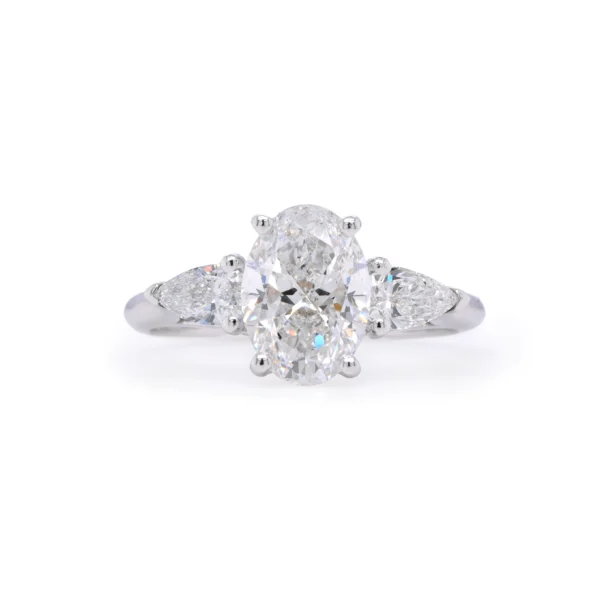 Vooraanzicht van ring in 18K witgoud met ovale diamant 1.50 ct E SI2 GIA-gecertificeerd en 0.34 ct E VS peervormige zijstenen.