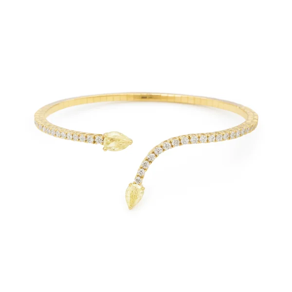 Open armband in 18k geel goud met peervormige gele diamanten en pavé gezette witte diamanten.