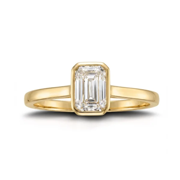 Bague en or jaune 18k avec diamant taille émeraude 0.72 ct en serti clos, vue de face.