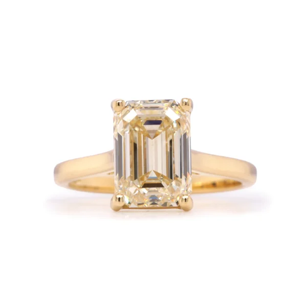 Vue De Face D’une Bague En Or Jaune 18K Avec Diamant Émeraude 3.01 Ct U-V Jaune Clair Vvs2 Certifié Gia