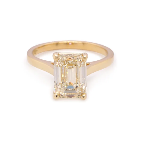 Vue En Angle D’un Solitaire En Or Jaune 18K Serti D’un Diamant Émeraude 3.01 Ct U-V Léger Jaune