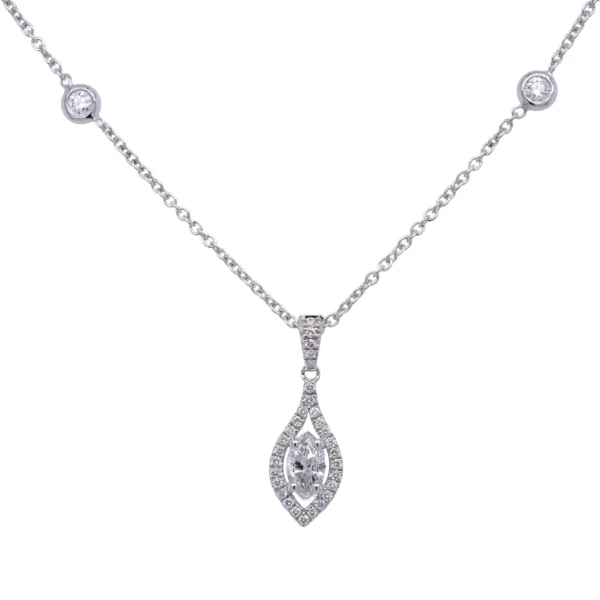 Collier en or blanc 18k avec pendentif marquise entouré d’un halo de diamants.