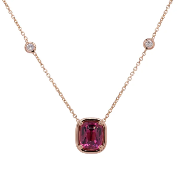 Gros plan d’un collier en or rose 18k avec rhodolite 2,40 ct et diamants.
