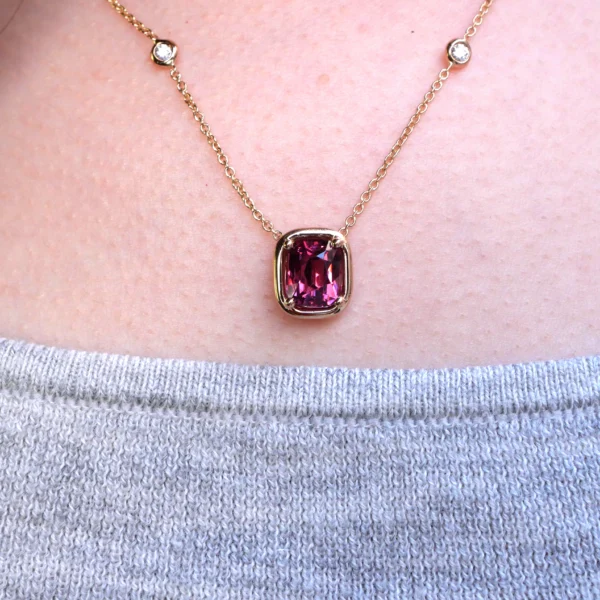 Collier en rhodolite et diamants D–F VS porté autour du cou.