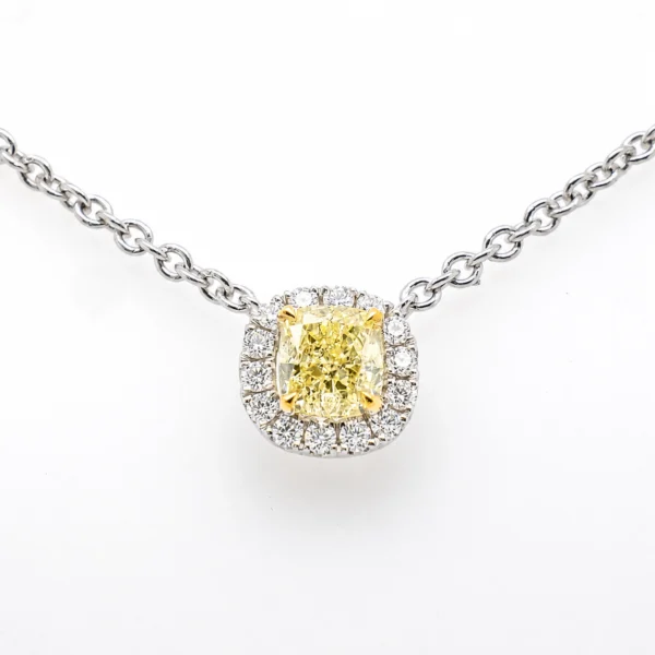Gele diamanten halo hanger in 18k witgoud met een centrale diamant van 0,43 ct Y-Z IF en 0,08 ct D-F VS natuurlijke diamanten, close-up.