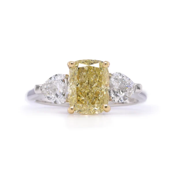 Bague Trois Pierres Avec Diamant Cushion Fancy Yellow 2.01 Ct Et Diamants Cœur.