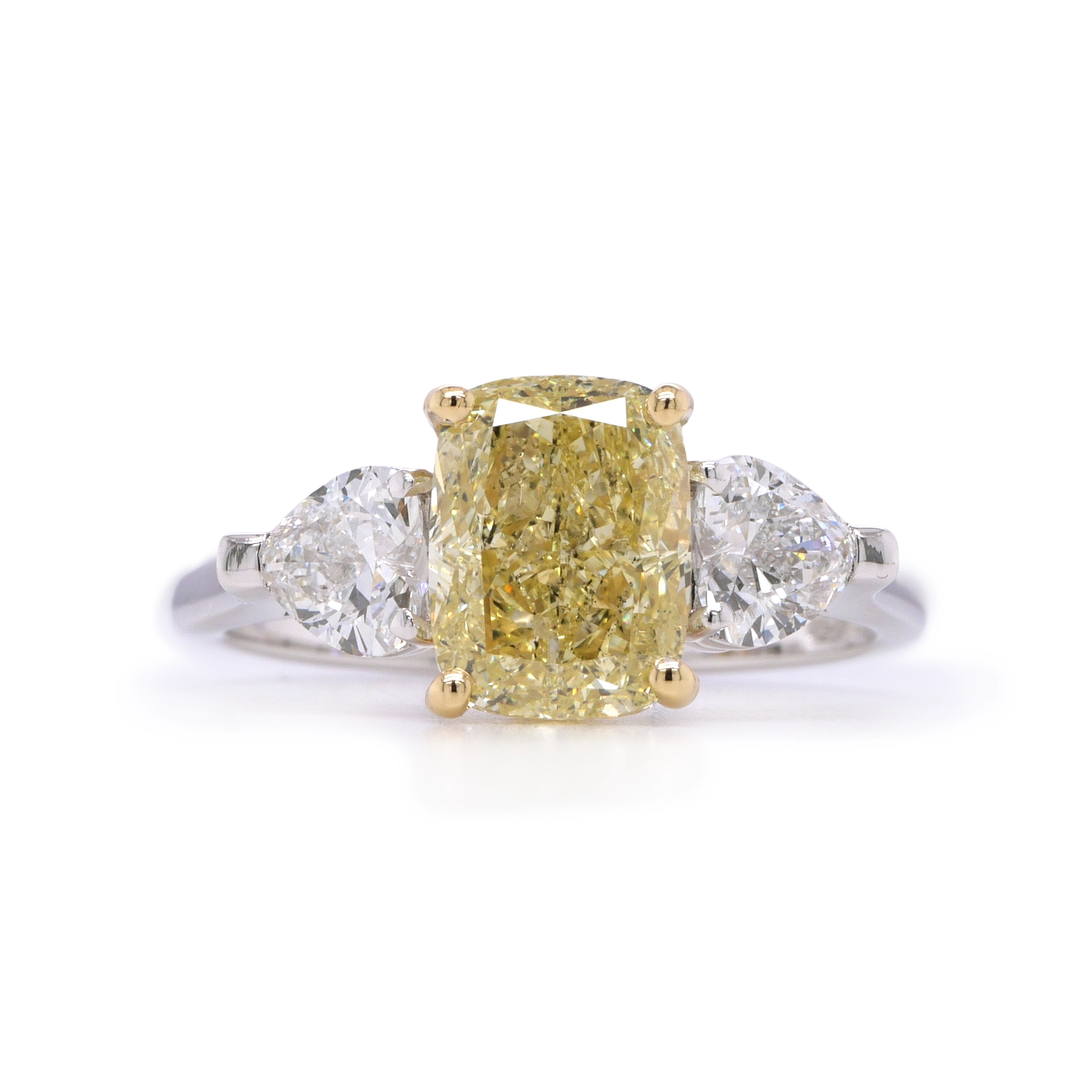 Anello 2.01 Ct Fancy Yellow Cushion Con Diamanti Cuore In Oro 1 - Orogem Jewelers Anello Tre Pietre Con Diamante Cushion Fancy Yellow 2.01 Ct E Diamanti Cuore.