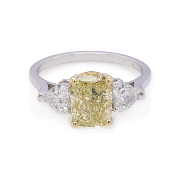 Vue Latérale De La Bague 2.01 Ct Fancy Yellow Avec Sidestones Taille Cœur.