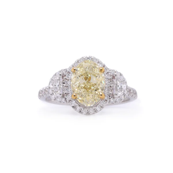 Bague En Or Blanc Avec Diamant Ovale 2.01 Ct Fancy Light Yellow, Half-Moons Et Halo.