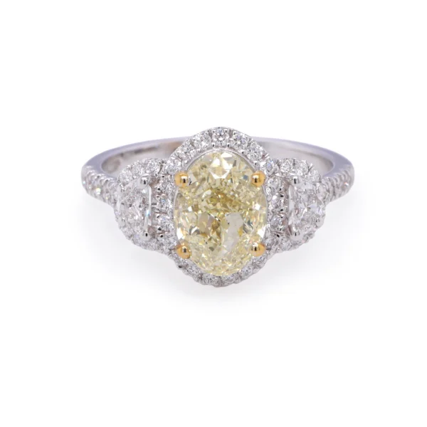 Vue De Face D’une Bague Ovale Fly Avec Halo, Pavage Et Diamants Half-Moon.