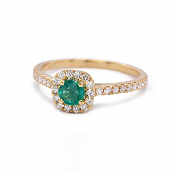 Vue latérale bague émeraude avec halo de diamants et anneau pavé