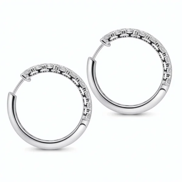 Detail van de diamantzetting in witgouden oorringen