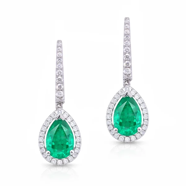 Boucles d’oreilles pendantes en or blanc 18K avec émeraudes poire et halo de diamants