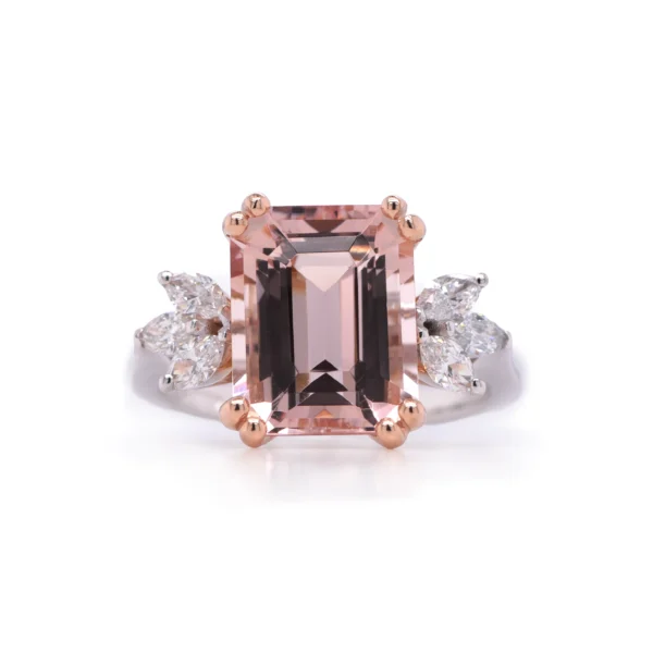Emerald-geslepen morganietring met marquise diamanten in wit- en roségoud