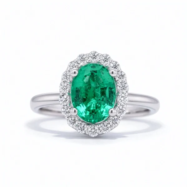 Bague en or blanc 18K avec émeraude ovale et halo de diamants