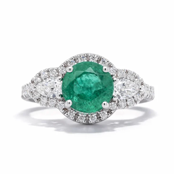 Bague émeraude ronde avec halo de diamants et côtés poire en or blanc 18k