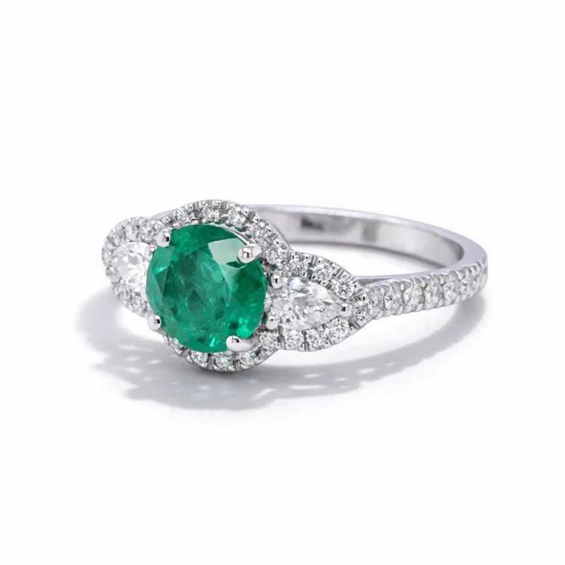 Smaragd En Diamanten Ring Met Halo En Pavé Band In Witgoud