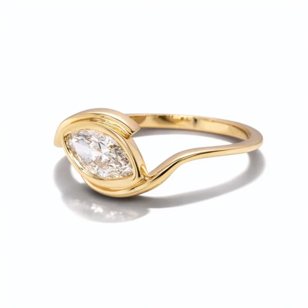 Zijaanzicht van 18K geelgouden ring met 0,53 ct marquise diamant HRD gecertificeerd