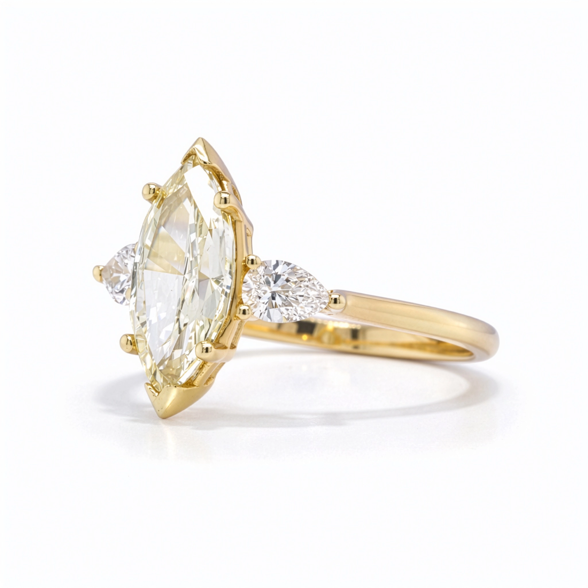 Bague Diamant Jaune Marquise Avec Diamants Poire En Or 18 Carats 2 - Orogem Jewelers Vue De Profil Bague De Fiançailles Diamant Naturel Marquise 1,50 Ct En Or Jaune 18 Carats Avec Diamants Latéraux Poire, Certifiée Gia