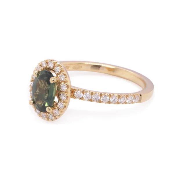 Vue de profil bague saphir vert ovale avec halo de diamants