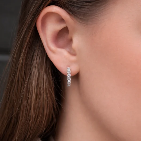 18k witgouden diamanten oorringen met 1,43 ct rond briljant geslepen natuurlijke diamanten, gedragen aan het oor, kleur D–F, VS