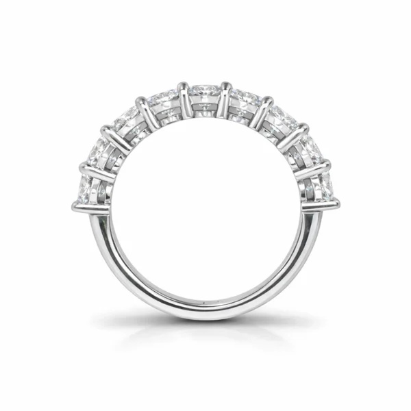 Anello eternity 2.10 ct con diamanti ovali certificati GIA D–F IF VVS in oro bianco 18k, vista laterale del profilo.