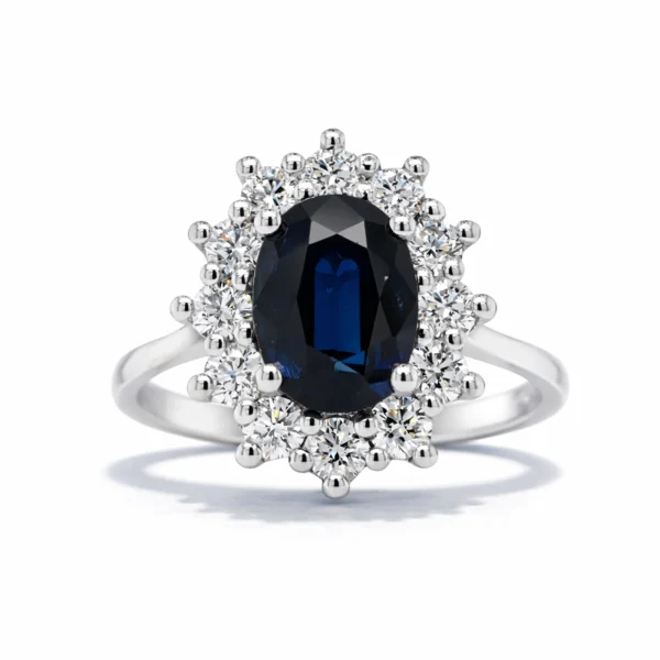 Vue De Face D’une Bague Saphir Entourée De Diamants En Or Blanc