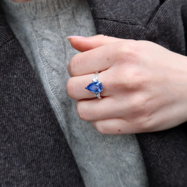 Bague Saphir Poire Portée À La Main En Intérieur Avec Tenue Neutre