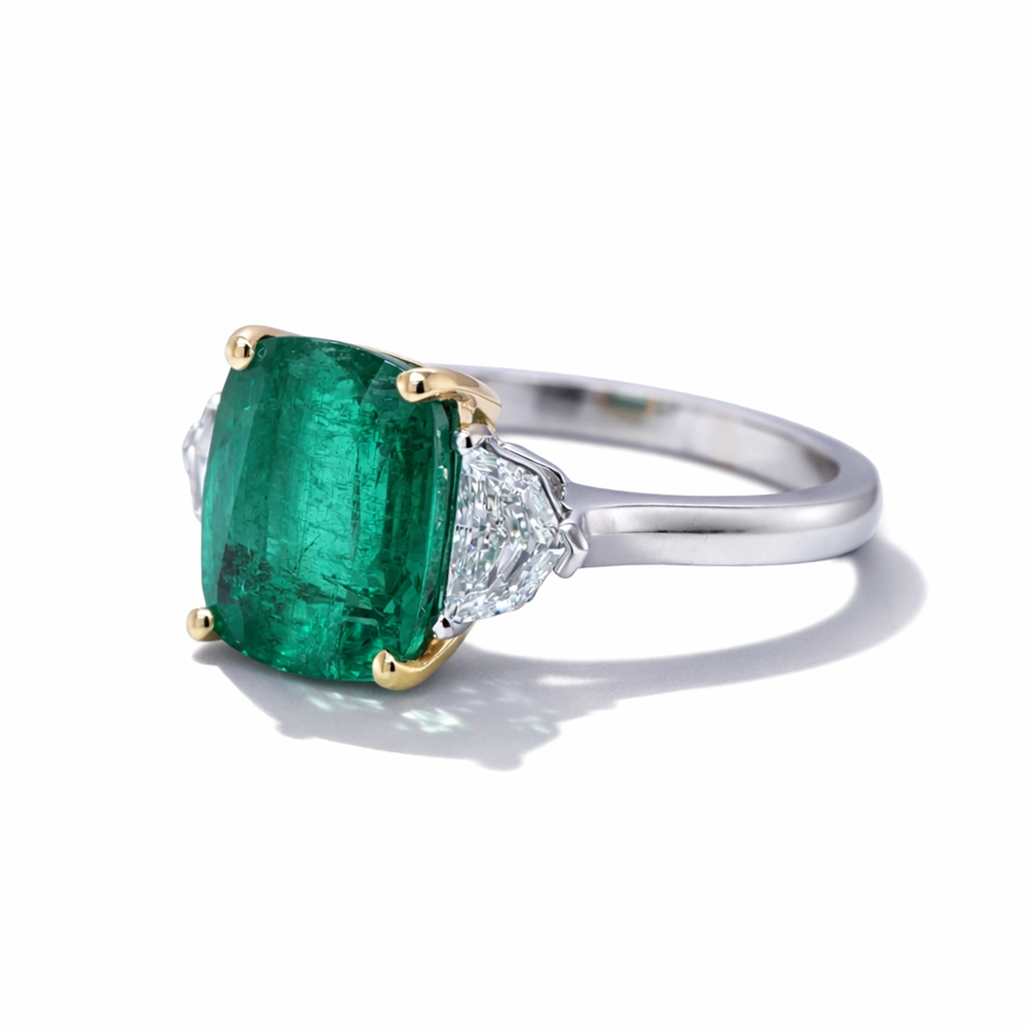 Anello Smeraldo Cushion 3,83Ct Con Diamanti Cadillac 3 - Orogem Jewelers Vista Laterale Anello Smeraldo Cushion In Oro Bianco E Giallo 18K